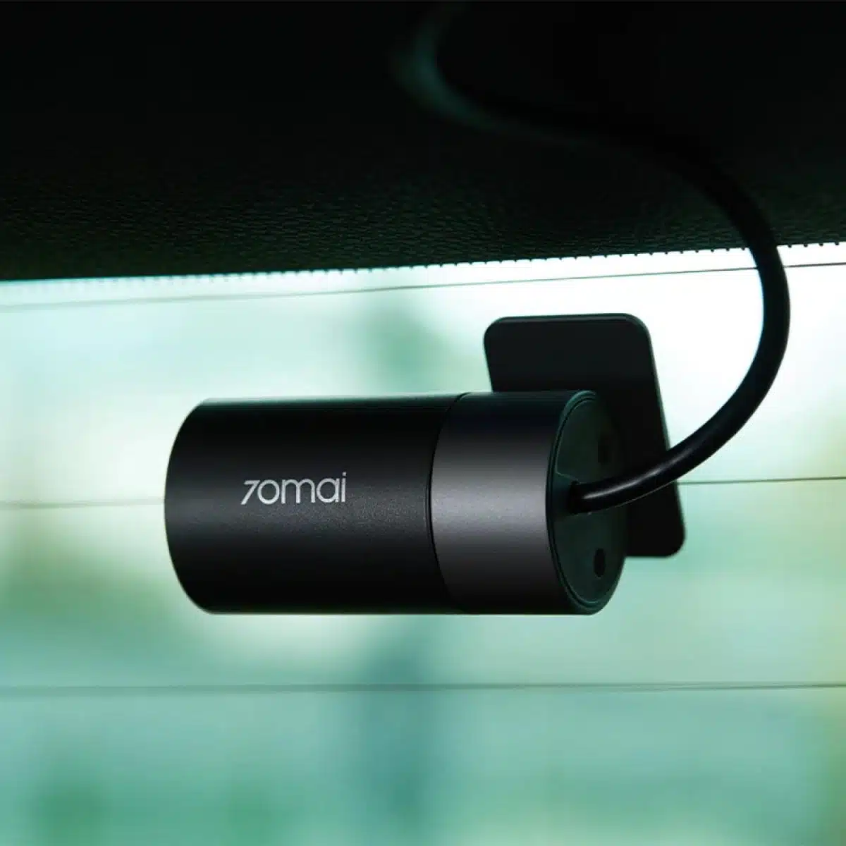 Arabanın yan tarafına 70Mai A800s-1 4K Araç İçi Kamera + RC06 Arka Kamera Seti takılıyor.