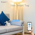 Bir kişi üzerinde Kieslect Smart Tag Lite Üçlü GPS Akıllı Anahtarlık yazan telefonu tutuyor.